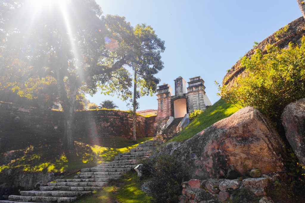 A entrada da Fortaleza de Anhatomirim é um cartão-postal adorado pelos visitantes