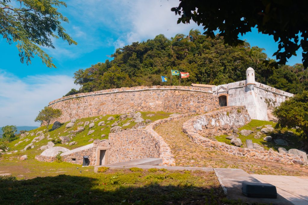 A Fortaleza de Anhatomirim é uma das alternativas do que fazer em Governador Celso Ramos